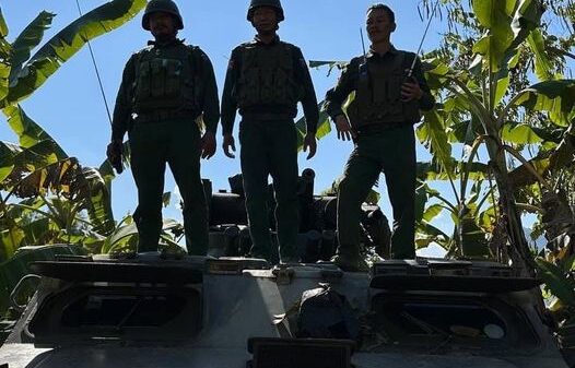 (​လောက်ကိုင် ဒကစ အား ညီ​နောင်မဟာမိတ်သုံးဖွဲ့က သိမ်းယူပြီး​နောက် သိမ်းဆည်းရရှိ​သော စစ်တပ် သံချပ်ကာကား​ပေါ်တွင် MNDAA တပ်ဖွဲ့ဝင်သုံးဦးကို​တွေ့ရစဥ် ။ဓါတ်ပုံ-The Kokang )