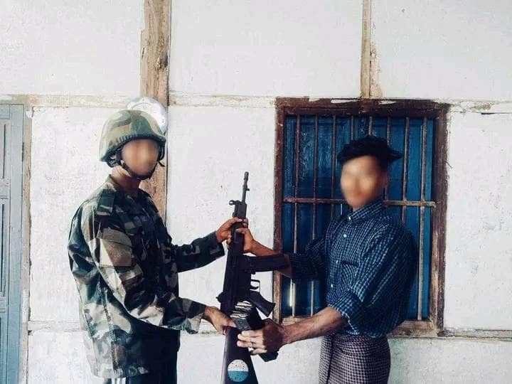 (ရွာတည်နေရာ/ အလင်းဝင်လာသော အင်မထီးပျူရွာမှ စစ်သားနဲ့ ရွာသူရွာသားများအား ပုလဲပအဖနှင့် ယင်းမာပင်ခရိုင်တပ်ရင်းတို့ကလက်ခံခဲ့စဥ်။ ဓာတ်ပုံ-ပုလဲပအဖ၊ ယင်းမာပင်ခရိုင်တပ်ရင်း ၃၊ ၄၊ ၅၊ ၆)