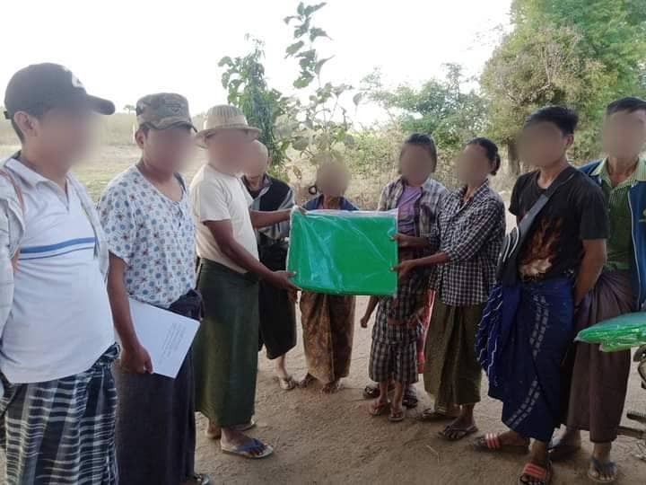 (ရွာတည်နေရာ/ အလင်းဝင်လာသော အင်မထီးပျူရွာမှ စစ်သားနဲ့ ရွာသူရွာသားများအား ပုလဲပအဖနှင့် ယင်းမာပင်ခရိုင်တပ်ရင်းတို့ကလက်ခံခဲ့စဥ်။ ဓာတ်ပုံ-ပုလဲပအဖ၊ ယင်းမာပင်ခရိုင်တပ်ရင်း ၃၊ ၄၊ ၅၊ ၆)