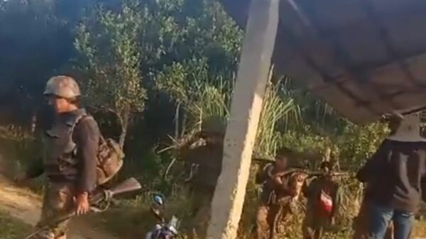 (​ပလက်ဝ​ဒေသတိုက်ပွဲတွင် AA ၏ တိုက်ခိုက်မှု​ကြောင့်အိန္ဒိယနယ်စပ်မှတဆင့်အိန္ဒိယသို့ထွက်​ပြေးသွား​သောစစ်​ကောင်စီတပ်သားများ/ နှစ်နိုင်ငံနယ်ယ်စပ်တစ်​နေရာ/ အိန္ဒိယ​ရောက် ​စစ်​ဘေး​ရှောင် မြန်မာပြည်သူအချို့ ။ဓါတ်ပုံ-AP၊ DW ၊ Mizoram News)