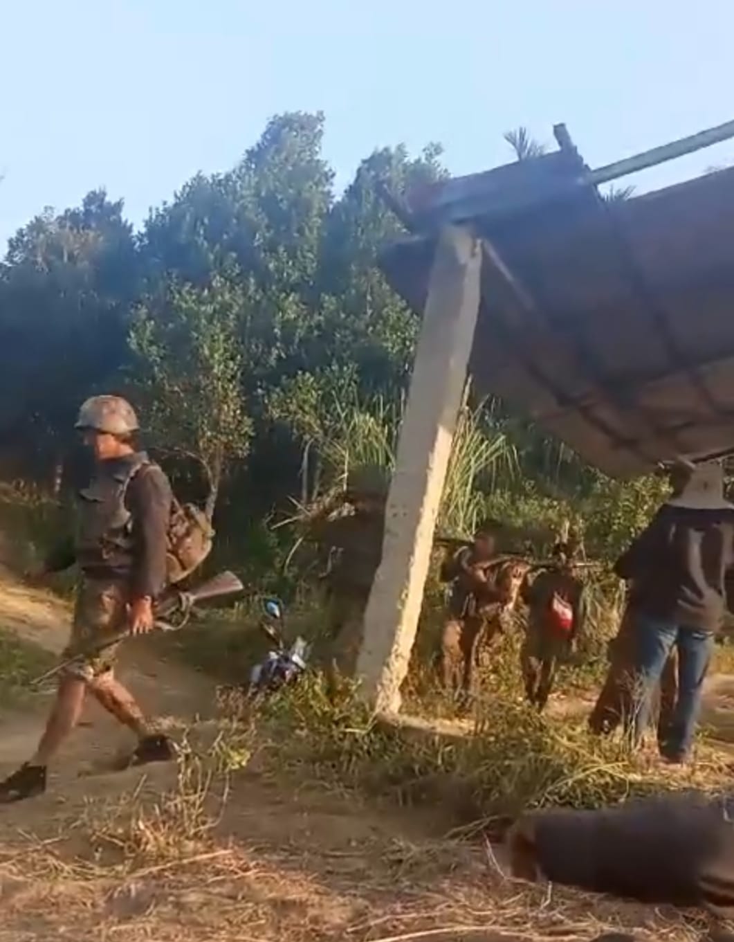 (​ပလက်ဝ​ဒေသတိုက်ပွဲတွင် AA ၏ တိုက်ခိုက်မှု​ကြောင့်အိန္ဒိယနယ်စပ်မှတဆင့်အိန္ဒိယသို့ထွက်​ပြေးသွား​သောစစ်​ကောင်စီတပ်သားများ/ နှစ်နိုင်ငံနယ်ယ်စပ်တစ်​နေရာ/ အိန္ဒိယ​ရောက် ​စစ်​ဘေး​ရှောင် မြန်မာပြည်သူအချို့ ။ဓါတ်ပုံ-AP၊ DW ၊ Mizoram News)
