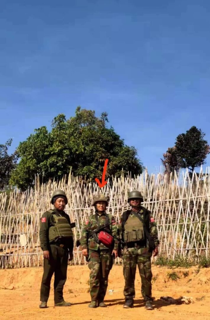(KIA က မချောစု(ခ)ဂျန်မော်ခေါန်ရှောင် ကို တပ်ကြပ်ရာထူးတိုးပေးစဥ်/ ဝှေခါဗျူဟာကုန်းစခန်းကိုသိမ်းပိုက်ပြီးနောက်စခန်းရှေ့တွင် KIA မှ အရာရှိများနှင့်အတူတွေ့ရသောမချောစု ။ဓါတ်ပုံ-The Kachin Net)