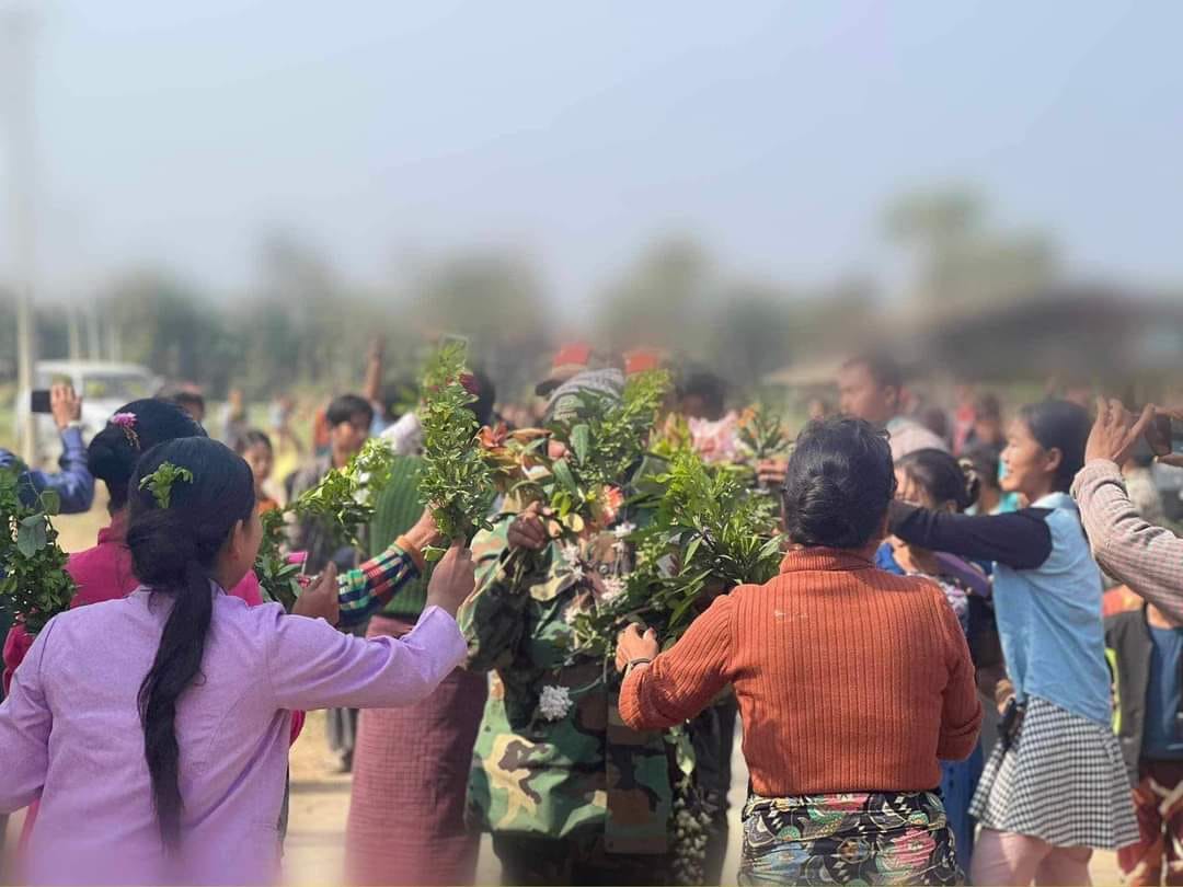 (စစ်​ကောင်စီတပ်ထံမှ သိမ်းဆည်းရရှိ​သောလက်နက်ခဲယမ်းများ/ ​အောင်ပွဲရ ပြည်သူ့ကာကွယ်​ရေးတပ်ဖွဲ့ဝင်များကို ​ပြည်သူများကကြိုဆိုစဥ်။ဓါတ်ပုံ- ULF၊ Chaw Su Han)