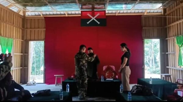 (KIA က မချောစု(ခ)ဂျန်မော်ခေါန်ရှောင် ကို တပ်ကြပ်ရာထူးတိုး​ပေးစဥ်/ ​ဝှေခါဗျူဟာကုန်းစခန်းကိုသိမ်းပိုက်ပြီး​နောက်စခန်း​​ရှေ့တွင် KIA မှ အရာရှိများနှင့်အတူ​တွေ့ရ​သောမ​ချောစု ။ဓါတ်ပုံ-The Kachin Net)