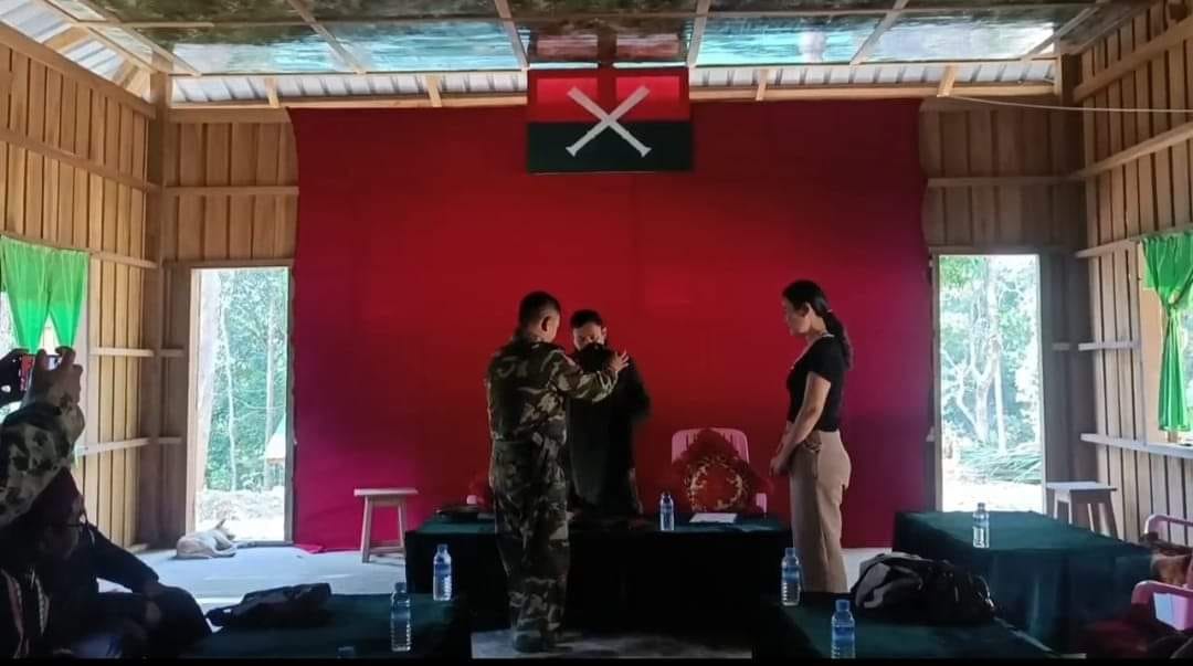 (KIA က မချောစု(ခ)ဂျန်မော်ခေါန်ရှောင် ကို တပ်ကြပ်ရာထူးတိုး​ပေးစဥ်/ ​ဝှေခါဗျူဟာကုန်းစခန်းကိုသိမ်းပိုက်ပြီး​နောက်စခန်း​​ရှေ့တွင် KIA မှ အရာရှိများနှင့်အတူ​တွေ့ရ​သောမ​ချောစု ။ဓါတ်ပုံ-The Kachin Net)