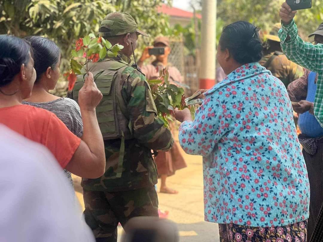 (စစ်​ကောင်စီတပ်ထံမှ သိမ်းဆည်းရရှိ​သောလက်နက်ခဲယမ်းများ/ ​အောင်ပွဲရ ပြည်သူ့ကာကွယ်​ရေးတပ်ဖွဲ့ဝင်များကို ​ပြည်သူများကကြိုဆိုစဥ်။ဓါတ်ပုံ- ULF၊ Chaw Su Han)