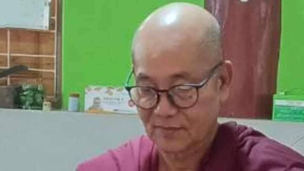 (ဖမ်းဆီးနှိပ်စက်ခံရ၍ ပျံလွန်တော်မူခဲ့သည့် ဆရာတော်ဥုးဝါယမအား ဖူးတွေ့ရစဥ်။ ဓာတ်ပုံ-ရောင်နီနွေဦး)
