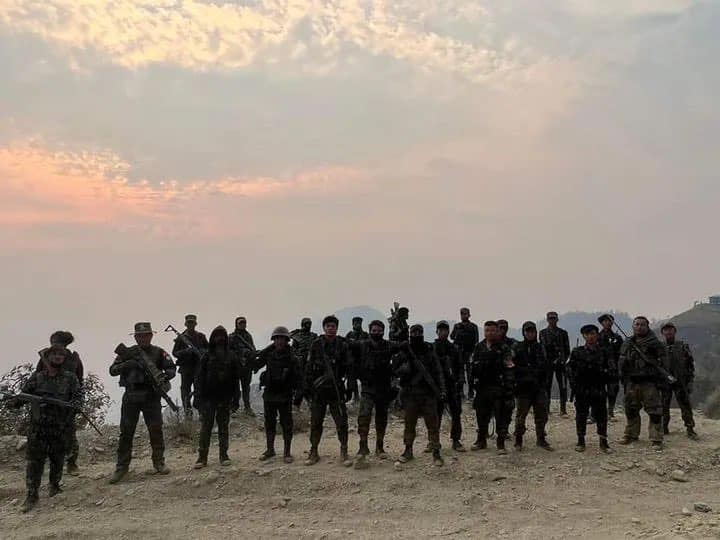 (CDF-CDM (စီးယင်း)နှင့် ဒေသခံ ကာကွယ်ရေး တပ်ဖွဲ့ဝင်အချို့ ။ဓာတ်ပုံ-CDF-CDM (စီးယင်း))
