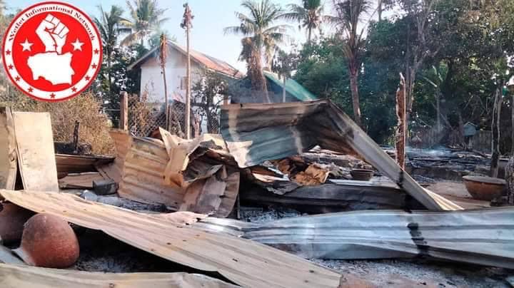 (ရေလည်မော်ရွာရှိ နေအိမ်များအား စစ်ကောင်စီတပ်က မီးရှို့ဖျက်ဆီးသွားပြီးနောက် တွေ့ရစဥ်။ဓာတ်ပုံ-Wetlet Informational Network)