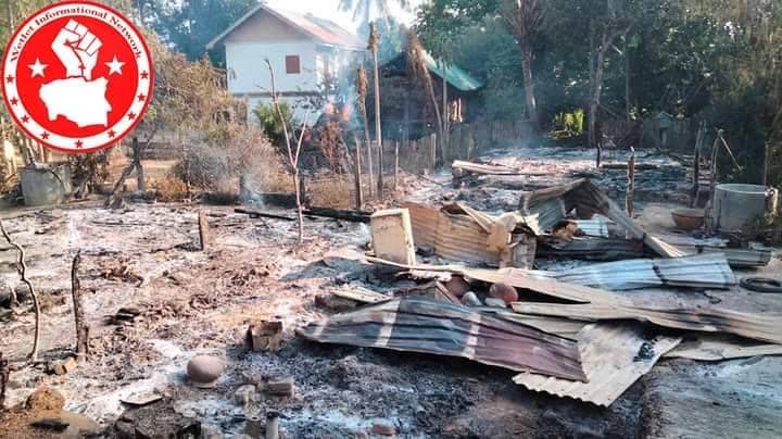 (ရေလည်မော်ရွာရှိ နေအိမ်များအား စစ်ကောင်စီတပ်က မီးရှို့ဖျက်ဆီးသွားပြီးနောက် တွေ့ရစဥ်။ဓာတ်ပုံ-Wetlet Informational Network)