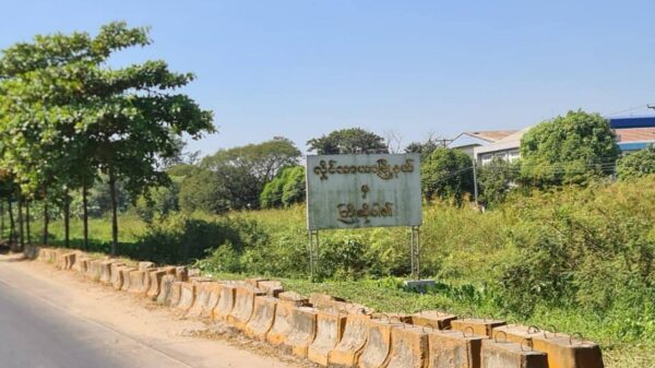 (လှိုင်သာယာမြို့နယ်အဝင်တနေရာအား တွေ့ရစဥ်။ ဓာတ်ပုံ - PS)