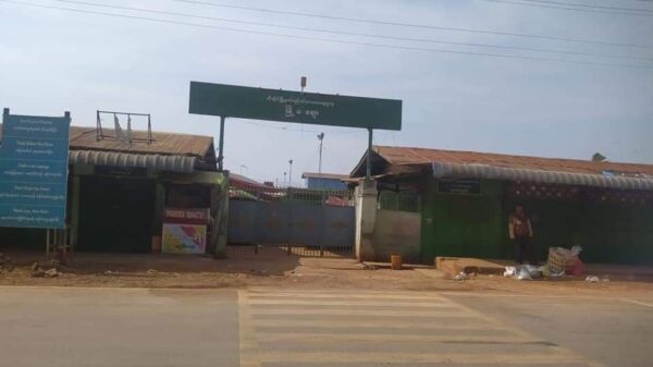 (ဆီဆိုင်မြို့တိုက်ပွဲအခြေအနေကြောင့် ဒေသခံများမြို့စွန့်ခွာသွား၍ လူသူရှင်းလင်းနေသည်ကို ယနေ့တွေ့ရစဉ်။ ဓာတ်ပုံ - SAN AUNG/FB)