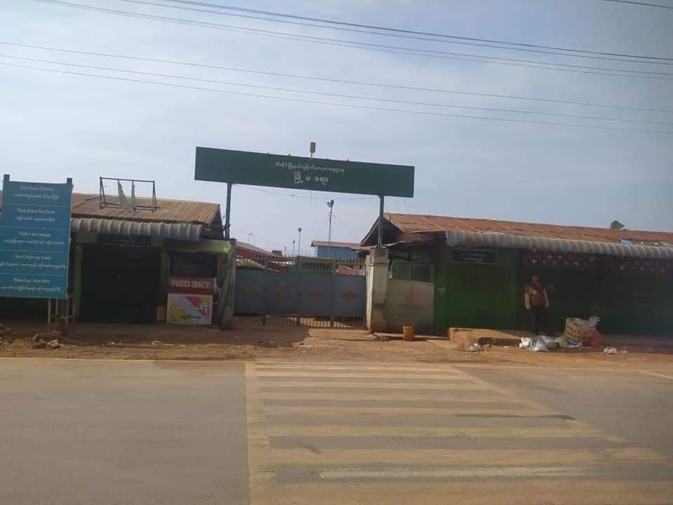 (ဆီဆိုင်မြို့တိုက်ပွဲအခြေအနေကြောင့် ဒေသခံများမြို့စွန့်ခွာသွား၍ လူသူရှင်းလင်းနေသည်ကို ယနေ့တွေ့ရစဉ်။ ဓာတ်ပုံ - SAN AUNG/FB)