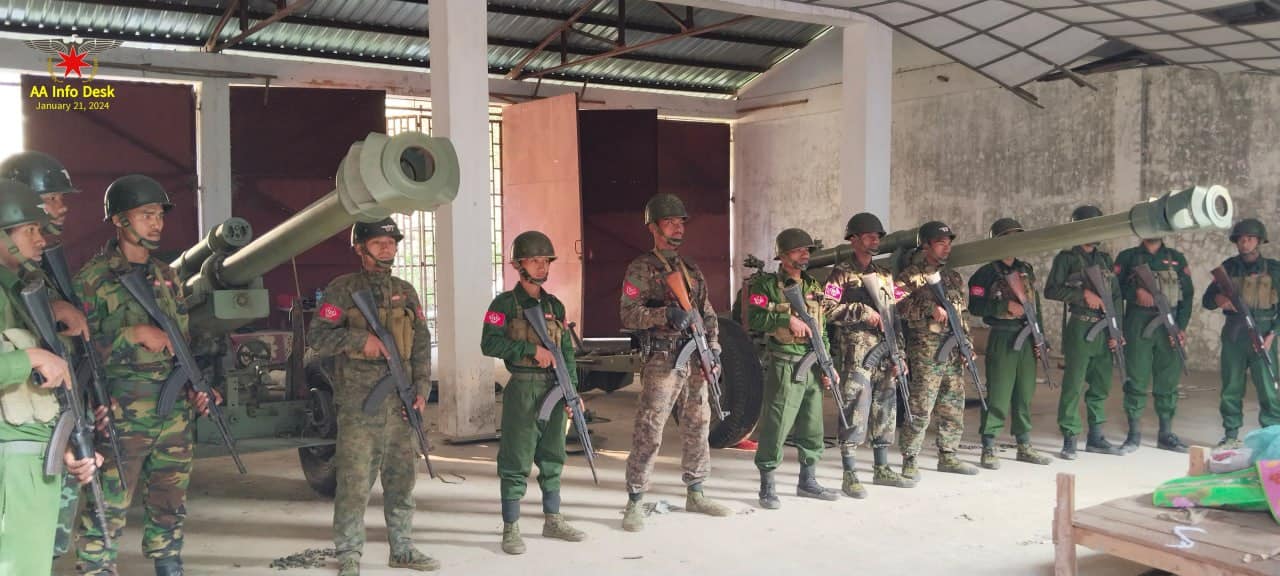 ကျောက်တော်ရှိ စစ်တပ်စခန်းသိမ်းတိုက်ပွဲမှ သိမ်းဆည်းရရှိခဲ့သောလက်နက်ခဲယမ်းများနှင့် AA တပ်ဖွဲဝင်များ။ဓါတ်ပုံ-AA