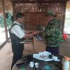 (သီးလုံးပျူရွာမှ ပျူစောထီးအဖွဲ့ဝင်အား ဆုငွေချီးမြှင့်နေစဥ်။ ဓာတ်ပုံ-ဗိုလ်ကျားရိုင်း)