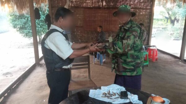 (သီးလုံးပျူရွာမှ ပျူစောထီးအဖွဲ့ဝင်အား ဆုငွေချီးမြှင့်နေစဥ်။ ဓာတ်ပုံ-ဗိုလ်ကျားရိုင်း)
