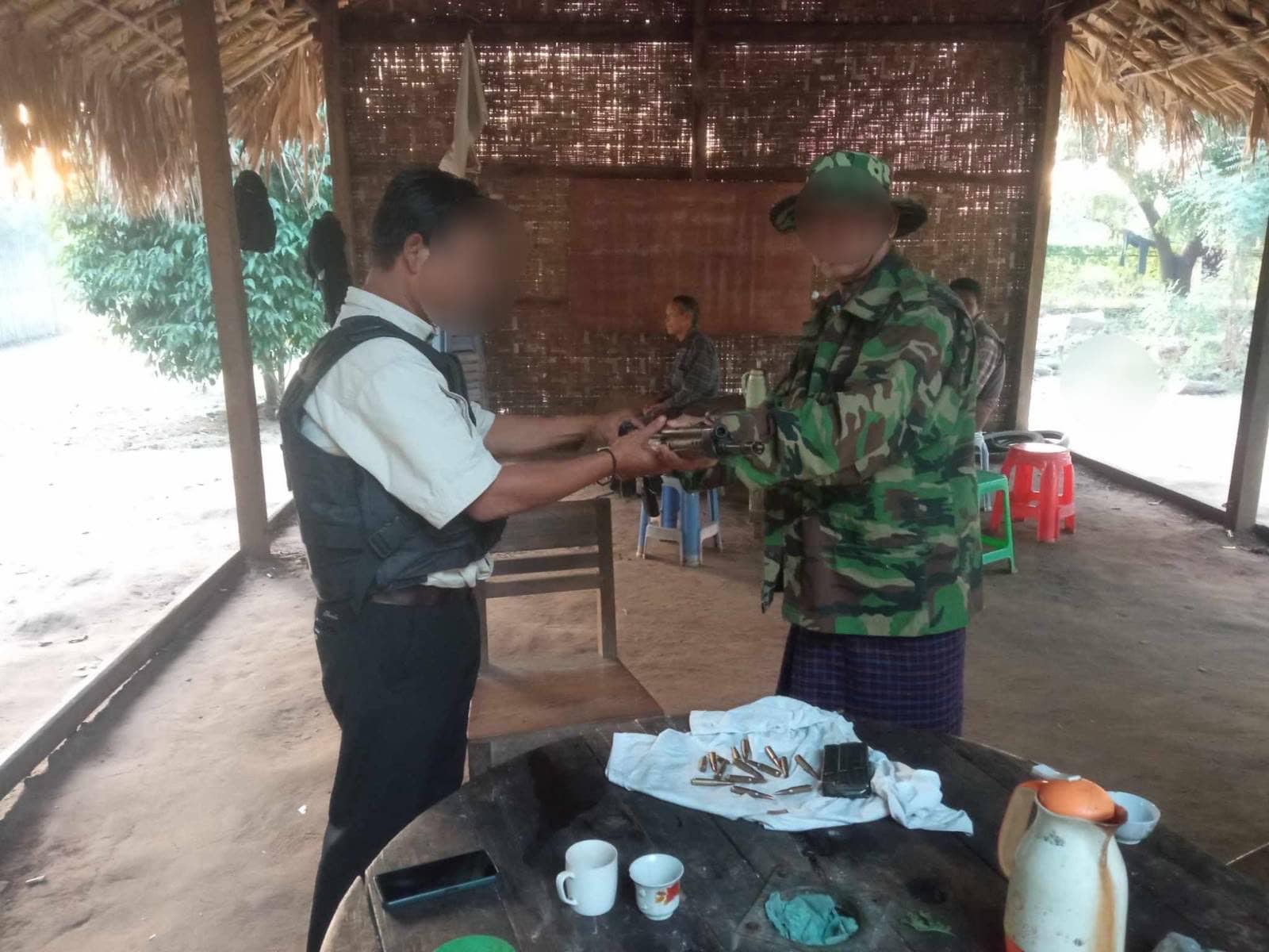 (သီးလုံးပျူရွာမှ ပျူစောထီးအဖွဲ့ဝင်အား ဆုငွေချီးမြှင့်နေစဥ်။ ဓာတ်ပုံ-ဗိုလ်ကျားရိုင်း)