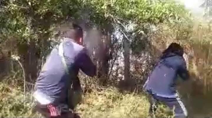 (ရဲတပ်ဖွဲ့ဝင်များ လိုက်ပါလာသော ကားနှစ်စီးအား ပစ်ခတ်တိုက်ခိုက်နေစဥ်။ ဓာတ်ပုံ-File Photo)