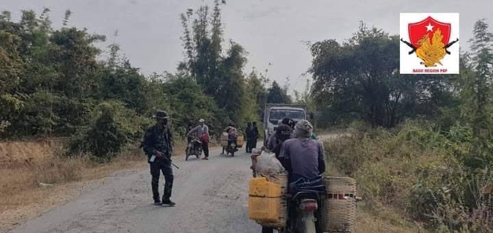 (မင်းလှ-စိန်ကန့်လန့် ပဲခူးရိုးမဖြတ်လမ်း၌ လမ်းပိုင်းစစ်ဆေးရေးလုပ်ဆောင်နေသော ပဲခူးခရိုင် တပ်ရင်း ၃၇၀၁ မှ ရဲဘော်များအား တွေ့ရစဥ်။ ဓာတ်ပုံ - Bago Region PDF)
