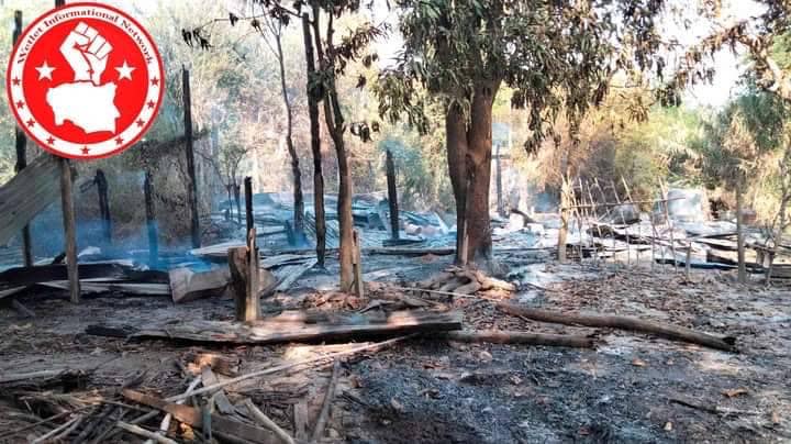 (ရေလည်မော်ရွာရှိ နေအိမ်များအား စစ်ကောင်စီတပ်က မီးရှို့ဖျက်ဆီးသွားပြီးနောက် တွေ့ရစဥ်။ဓာတ်ပုံ-Wetlet Informational Network)