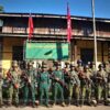 (ပလက်ဝဒေသကို သိမ်းပိုက်အပြီး ထွေအုပ်ရုံးရှေ့ နေရာယူထားသည့် AA တပ်ဖွဲ့ဝင်များ။ ဓာတ်ပုံ - AA Info Desk)