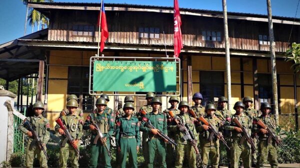 (ပလက်ဝဒေသကို သိမ်းပိုက်အပြီး ထွေအုပ်ရုံးရှေ့ နေရာယူထားသည့် AA တပ်ဖွဲ့ဝင်များ။ ဓာတ်ပုံ - AA Info Desk)