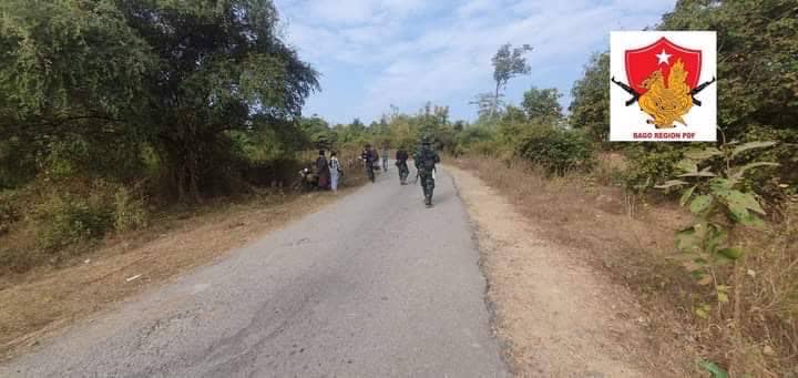 (မင်းလှ-စိန်ကန့်လန့် ပဲခူးရိုးမဖြတ်လမ်း၌ လမ်းပိုင်းစစ်ဆေးရေးလုပ်ဆောင်နေသော ပဲခူးခရိုင် တပ်ရင်း ၃၇၀၁ မှ ရဲဘော်များအား တွေ့ရစဥ်။ ဓာတ်ပုံ - Bago Region PDF)