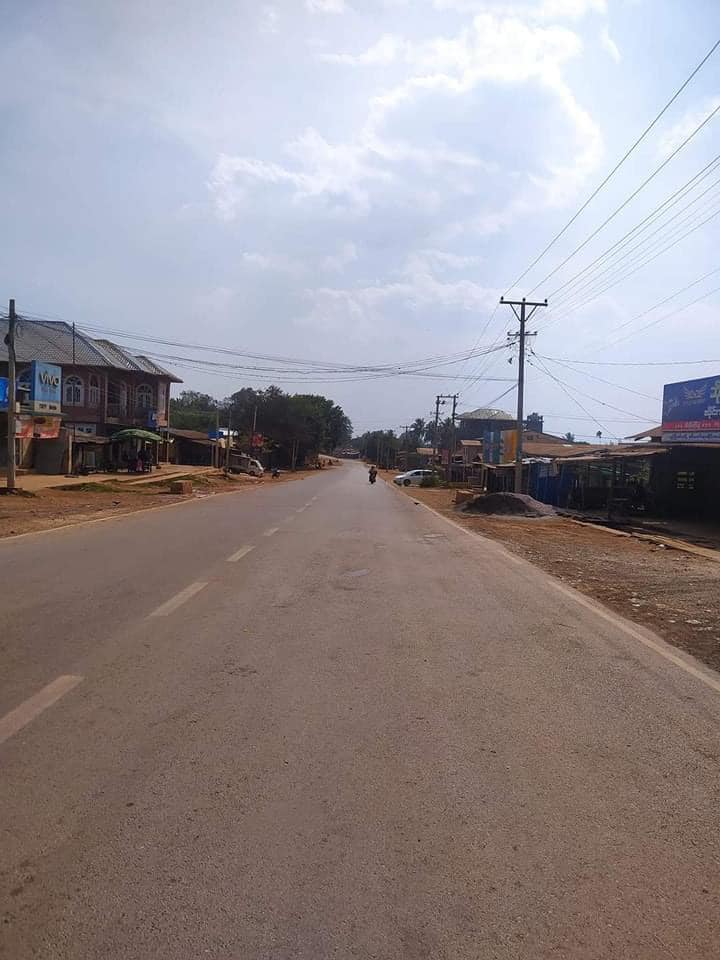 (ဆီဆိုင်မြို့တိုက်ပွဲအခြေအနေကြောင့် ဒေသခံများမြို့စွန့်ခွာသွား၍ လူသူရှင်းလင်းနေသည်ကို ယနေ့တွေ့ရစဉ်။ ဓာတ်ပုံ - SAN AUNG/FB)