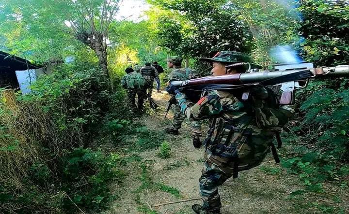 (ရွှေဘို (ပကဖ)ရဲဘော်များအား စစ်ဆင်ရေးတစ်ခုတွင် တွေ့ရစဥ်။ ဓာတ်ပုံ - ရွှေဘိုပကဖ)