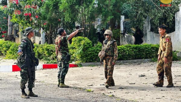 (လွိုင်ကော်တက္ကသိုလ်အတွင်းရှိ စစ်ကောင်စီတပ်သားများ လက်နက်ချအညံ့သည်ကို KNDF ဒုစစ်ဦးစီချုပ် မာဝီက ကြိုဆိုနေစဉ်။ ဓာတ်ပုံ - KNDF)