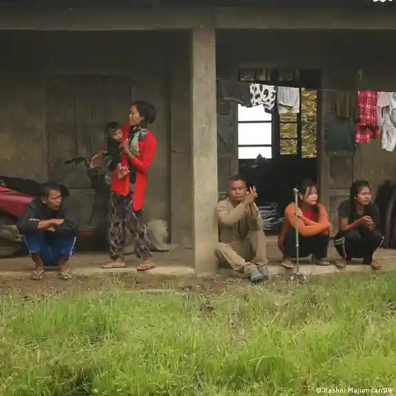 (​ပလက်ဝ​ဒေသတိုက်ပွဲတွင် AA ၏ တိုက်ခိုက်မှု​ကြောင့်အိန္ဒိယနယ်စပ်မှတဆင့်အိန္ဒိယသို့ထွက်​ပြေးသွား​သောစစ်​ကောင်စီတပ်သားများ/ နှစ်နိုင်ငံနယ်ယ်စပ်တစ်​နေရာ/ အိန္ဒိယ​ရောက် ​စစ်​ဘေး​ရှောင် မြန်မာပြည်သူအချို့ ။ဓါတ်ပုံ-AP၊ DW ၊ Mizoram News)