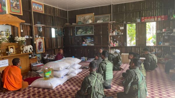 (မူဆယ်မြို့ (၁၀၅)မိုင်အနီးရှိ ဘုန်းတော်ကြီးနှင့်သာသနာကျောင်းများအား AAကစားနပ်ရိက္ခာများ လှူဒါန်းနေစဉ်။ ဓာတ်ပုံ - AA)