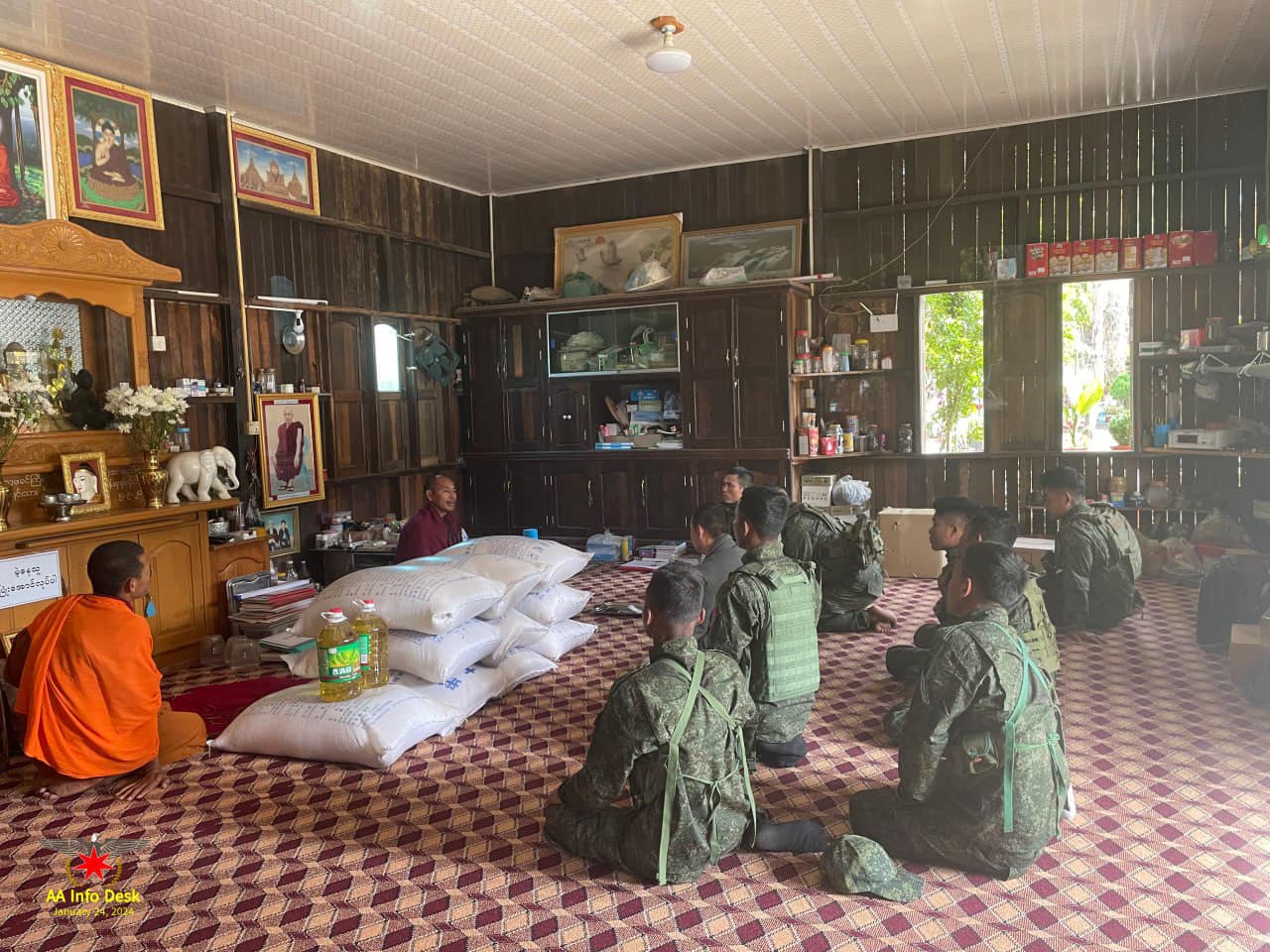 (မူဆယ်မြို့ (၁၀၅)မိုင်အနီးရှိ ဘုန်းတော်ကြီးနှင့်သာသနာကျောင်းများအား AAကစားနပ်ရိက္ခာများ လှူဒါန်းနေစဉ်။ ဓာတ်ပုံ - AA)