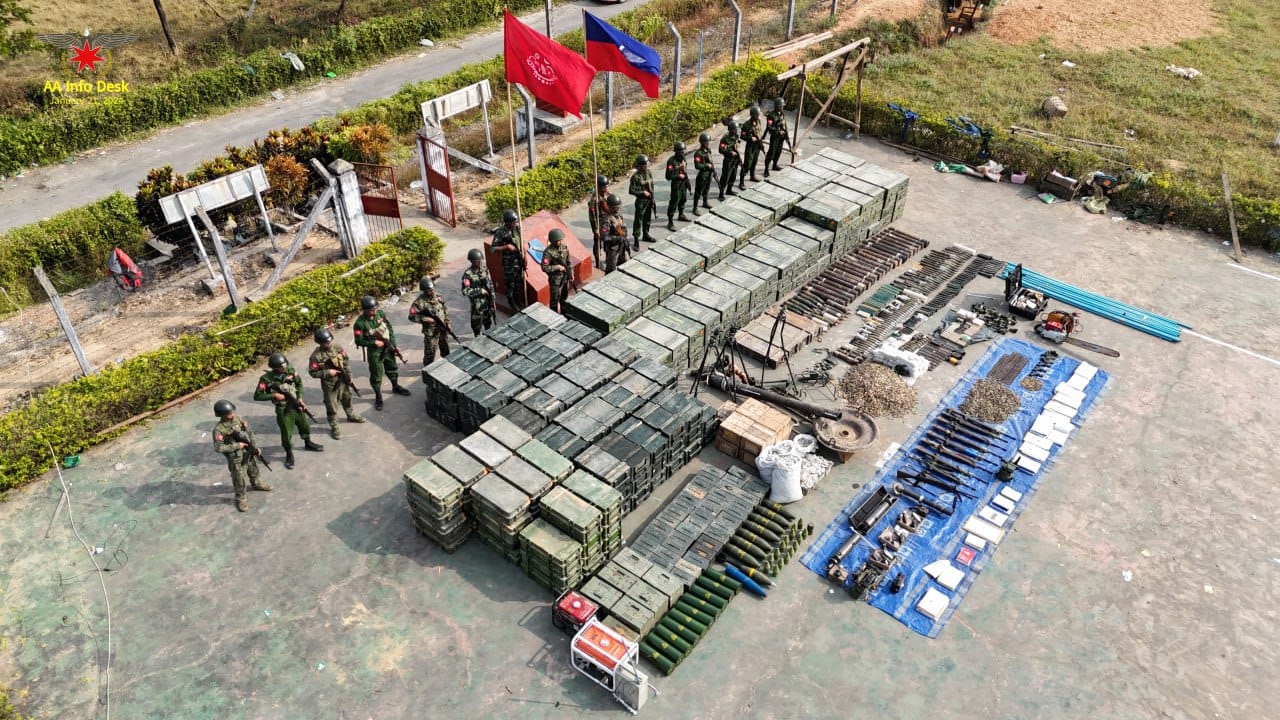 ကျောက်တော်ရှိ စစ်တပ်စခန်းသိမ်းတိုက်ပွဲမှ သိမ်းဆည်းရရှိခဲ့သောလက်နက်ခဲယမ်းများနှင့် AA တပ်ဖွဲဝင်များ။ဓါတ်ပုံ-AA