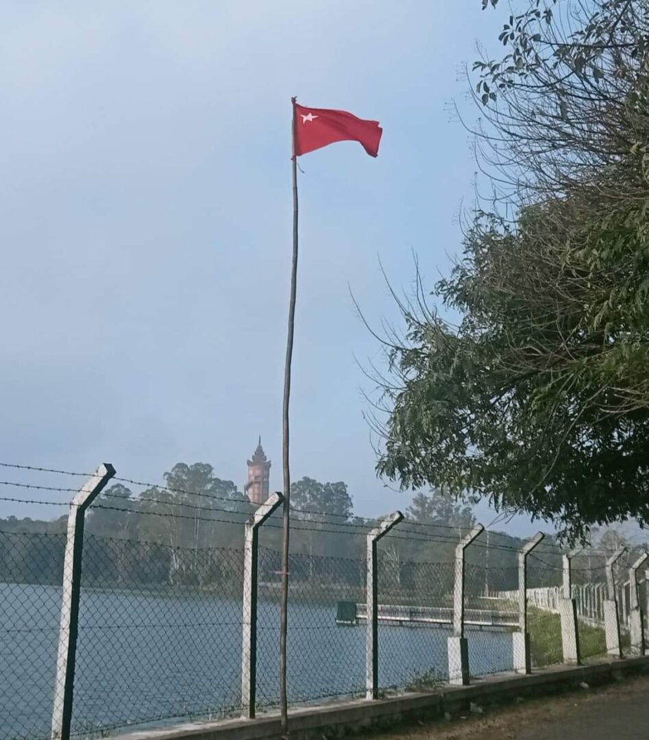 (ကန်တော်ကြီးပတ်လမ်း၌ စိုက်ထူထားသော PDF အလံအား တွေ့ရစဥ်။ ။ဓာတ်ပုံ-ပြင်ဦးလွင်ပကဖ)