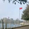 (ကန်တော်ကြီးပတ်လမ်း၌ စိုက်ထူထားသော PDF အလံအား တွေ့ရစဥ်။ ။ဓာတ်ပုံ-ပြင်ဦးလွင်ပကဖ)