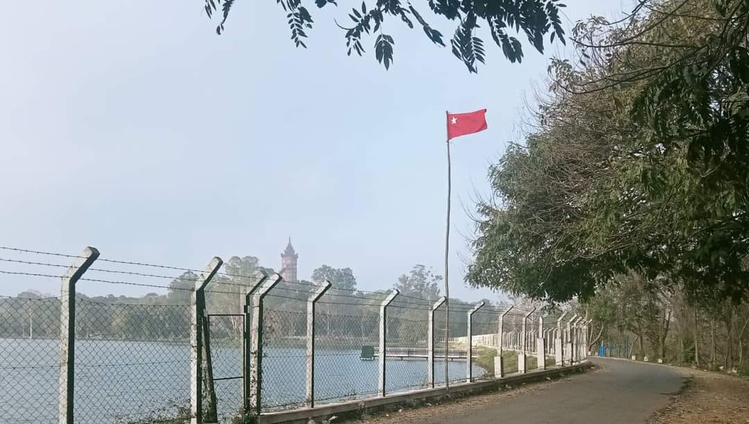 (ကန်တော်ကြီးပတ်လမ်း၌ စိုက်ထူထားသော PDF အလံအား တွေ့ရစဥ်။ ။ဓာတ်ပုံ-ပြင်ဦးလွင်ပကဖ)