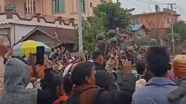 (​အောင်ပွဲရ KIA တပ်ဖွဲ့ဝင်များကို ကြိုဆို​နေ​သောပြည်သူများ။ဓါတိပုံ-CJ )