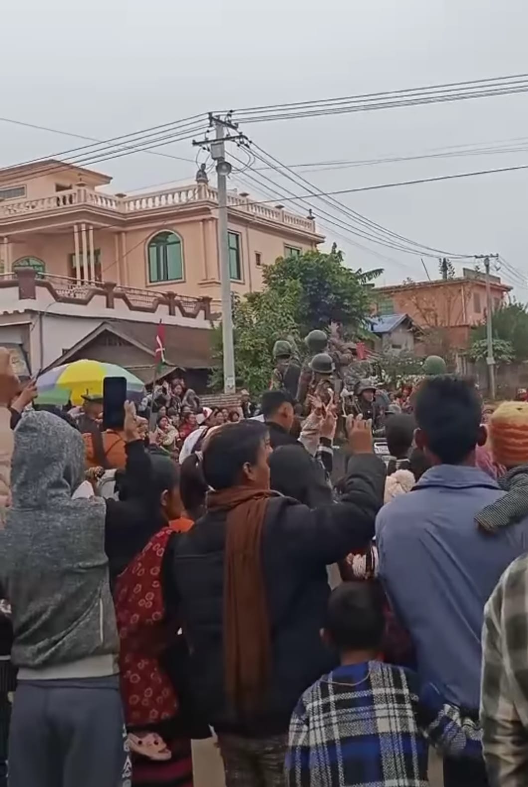(​အောင်ပွဲရ KIA တပ်ဖွဲ့ဝင်များကို ကြိုဆို​နေ​သောပြည်သူများ။ဓါတိပုံ-CJ )