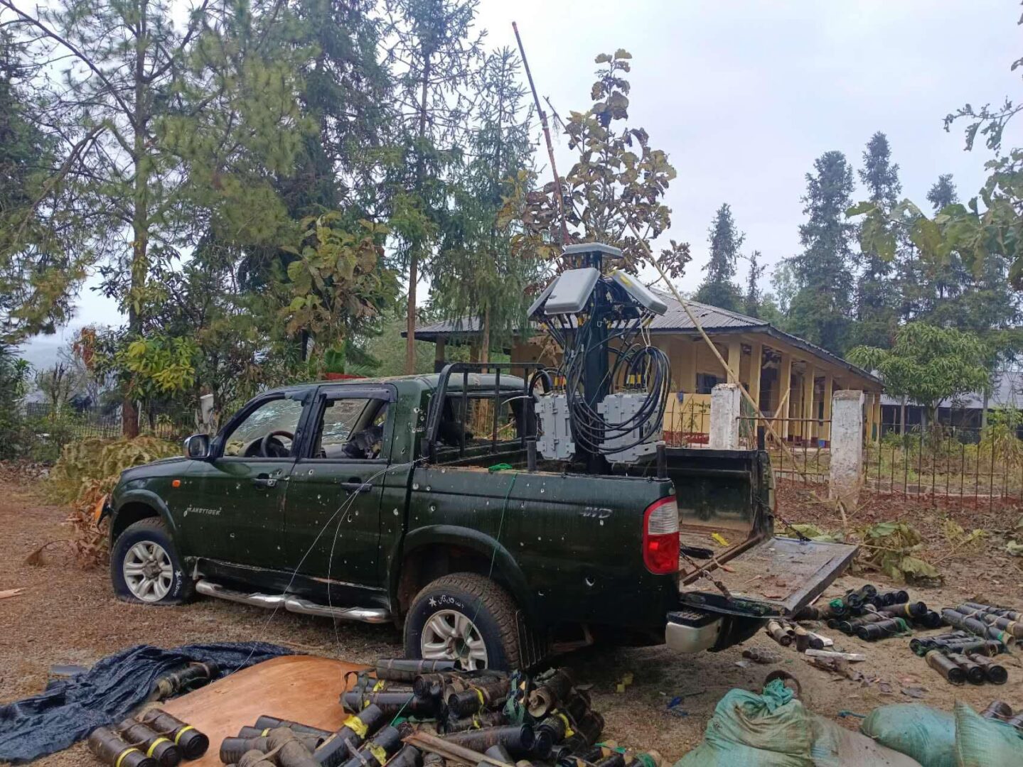 (နမ့်ဖက်ကာရှိ စစ်တပ်စခန်းများကို KIA သိမ်းပိုက်ပြီး​နောက် မြင်ကွင်း။ဓါတ်ပုံ-KIA)