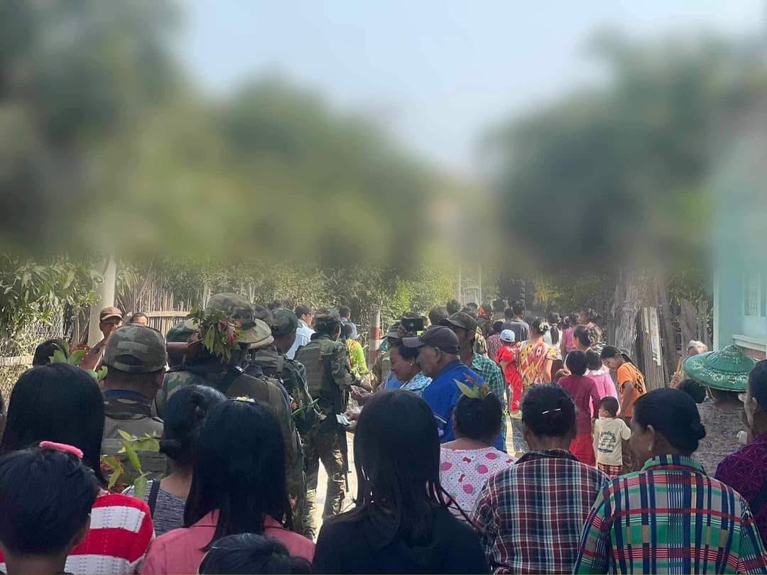 (စစ်​ကောင်စီတပ်ထံမှ သိမ်းဆည်းရရှိ​သောလက်နက်ခဲယမ်းများ/ ​အောင်ပွဲရ ပြည်သူ့ကာကွယ်​ရေးတပ်ဖွဲ့ဝင်များကို ​ပြည်သူများကကြိုဆိုစဥ်။ဓါတ်ပုံ- ULF၊ Chaw Su Han)
