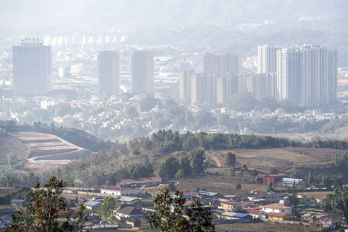 မြန်မာတရုတ်နယ်စပ်ရှိ ကုန်သွယ်ရေးမြို့တော် မူဆယ်မြို့(တိုက်အနိမ့်များ) နှင့် တရုတ်နိုင်ငံဘက်ခြမ်းမှ အထပ်မြင့်တိုက်များစွာဖြင့် ကျယ်ခေါင်၊ ရွှေလီမြို့တို့ကို ၂၀၁၉ ဇန်နဝါရီလတွင် အဝေးမှ မြင်တွေ့ရပုံ