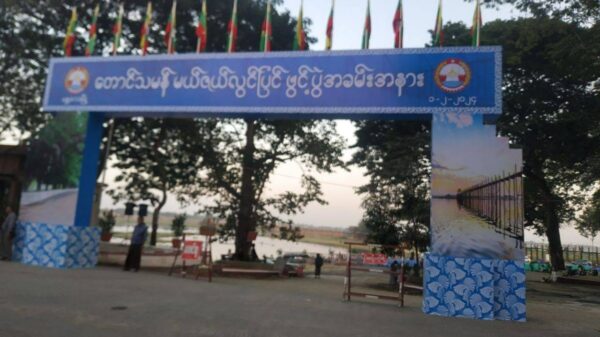 ( အသံတိတ်သပိတ်နေ့၌ ဦးပိန်တံတား၌ ပြုလုပ်မည့် စစ်တပ်၏ အခမ်းအနားတစ်ခုအားတွေ့ရစဥ်/ ၂၀၂၁ ခုနှစ် ဒီဇင်ဘာလ ၁၀ ရက်နေ့က ပြုလုပ်ခဲ့သည့် အသံတိတ်သပိတ်လှုပ်ရှားမှုတွင် မုံရွာမြို့တွင်းလမ်းများအားတွေ့မြင်ရစဥ်။ ဓာတ်ပုံ-Regional News Agency၊စစ်​ကောင်စီ)