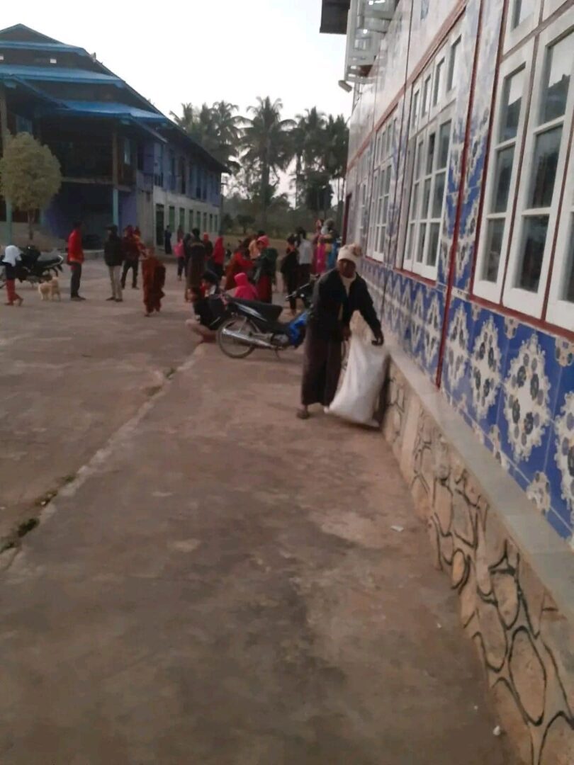 (နောင်ထော်ဒေသရှိ ပြည်သူများ ဘေးလွတ်ရာတိမ်းရှောင်နေကြသည်ကို တွေ့ရစဉ်။ ဓာတ်ပုံ - Voice Of Pa-O)
