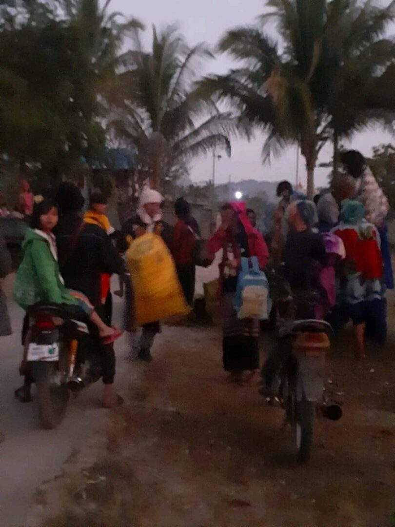 (နောင်ထော်ဒေသရှိ ပြည်သူများ ဘေးလွတ်ရာတိမ်းရှောင်နေကြသည်ကို တွေ့ရစဉ်။ ဓာတ်ပုံ - Voice Of Pa-O)