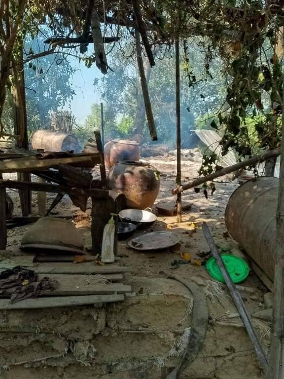 (စစ်ကောင်စီတပ်က သူဌေးကုန်းနှင့် သမင်ခြံကျေးရွာရှိ နေအိမ်အချို့ကို မီးရှို့ဖျက်ဆီးသွားစဥ်။ဓါတ်ပုံ-ရောင်နီနွေဦး)