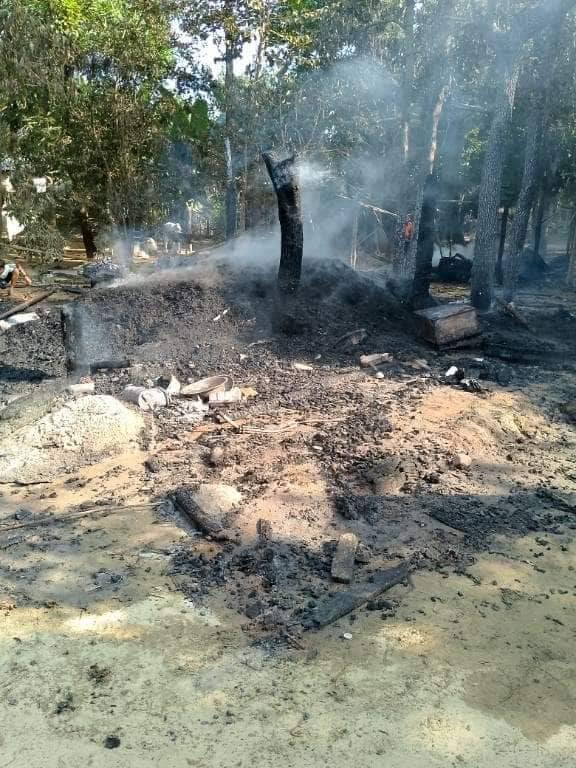 (စစ်ကောင်စီတပ်က သူဌေးကုန်းနှင့် သမင်ခြံကျေးရွာရှိ နေအိမ်အချို့ကို မီးရှို့ဖျက်ဆီးသွားစဥ်။ဓါတ်ပုံ-ရောင်နီနွေဦး)
