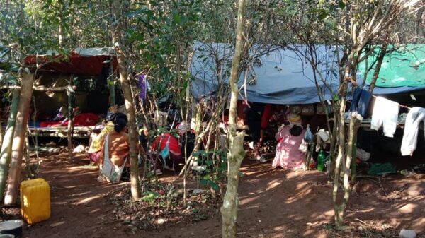 နမ့်ဖတ်ကာဒေသ စစ်ရှောင်ပြည်သူတွေကိုတွေ့ရစဉ်