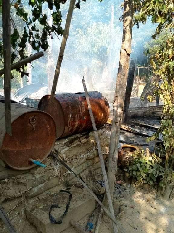 (စစ်ကောင်စီတပ်က သူဌေးကုန်းနှင့် သမင်ခြံကျေးရွာရှိ နေအိမ်အချို့ကို မီးရှို့ဖျက်ဆီးသွားစဥ်။ဓါတ်ပုံ-ရောင်နီနွေဦး)