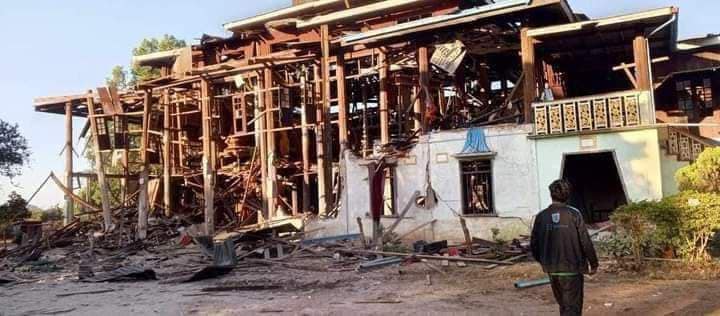 (ဆီဆိုင်မြို့အတွင်း PNLA တပ်ဖွဲ့ဝင်များကို မြို့အားထိန်းချုပ်လိုက်ပြီးနောက်တွေ့ရစဥ်/ စစ်ကောင်စီက ဗုံကြဲသောကြောင့် လွယ်ထွဲဘုန်းတော်ကြီးကျောင်း ပျက်စီးနေမှု။ ဓါတ်ပုံ-PNLA news & info)